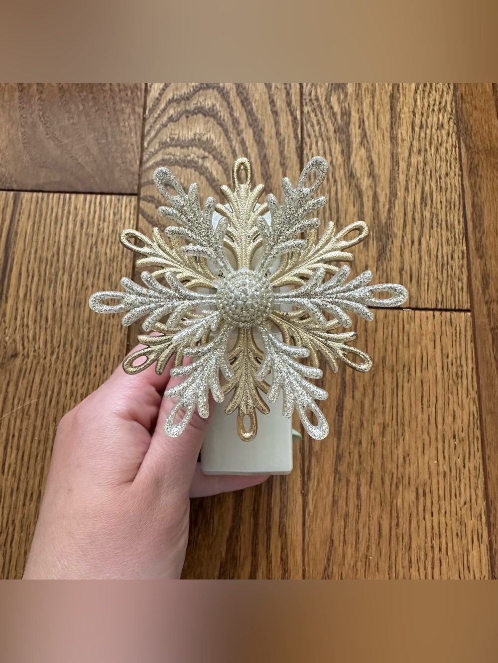 Bath & Body Glittering Gold Snowflake Winter Christmas themed wallflower